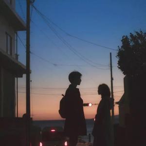 女友第一视角诱惑亲吻
